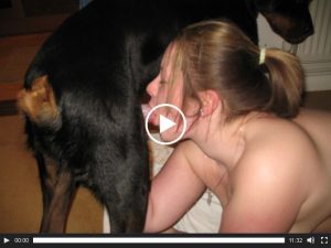 Elle Se Fait Baiser La Bouche Et La Chatte Par Son Chien